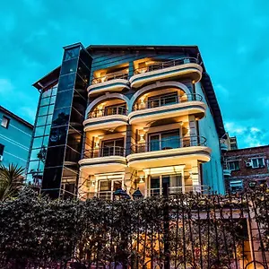 Broadway **** Tirana